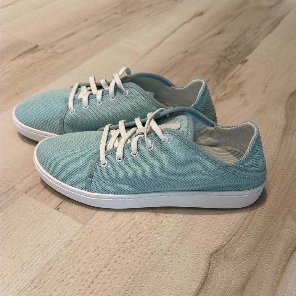OluKai Pehuea Li Lightweight Sneakers 
Color Swell/White Sand. Size 8.5